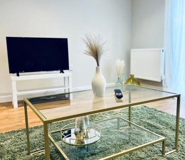 Hemel Hempstead Apartment | Absolutely Beautiful Hemel Hempstead 2-bedroom for 1-5 Guests - contractors welcome