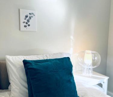Hemel Hempstead Apartment | Absolutely Beautiful Hemel Hempstead 2-bedroom for 1-5 Guests - contractors welcome