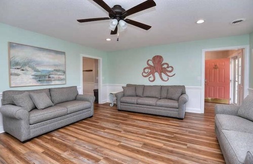 Yaupon Beach House | Absolutely Beautiful 3 BR/2.5 BA Beach Cottage-1 Minute to BEACH-PETS-Sleeps 8
