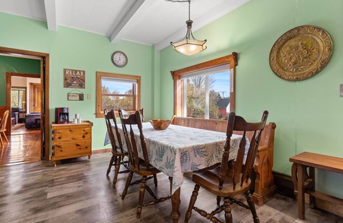 North Troy House | Absolutely Huge 4,000sqft 7 Bedroom, 5.5ba Historic Manor House