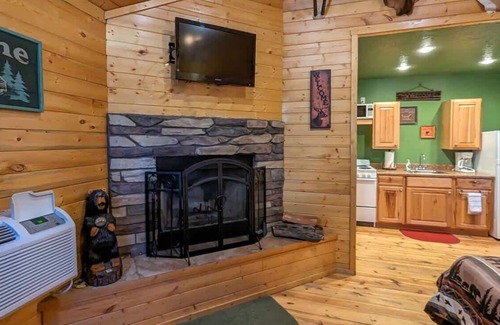 Ruidoso Cabin | AC-#1 Deer Cabin- Cute Micro Log Cabin at Center of Midtown Ruidoso