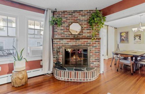 Atlantic City Apartment | AC 6BR 2BA Quiet Retreat Central Location