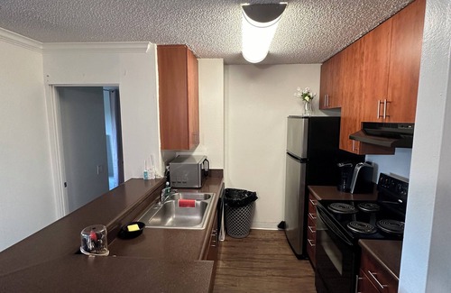 Santa Ana Heights Apartment | Ac, Heated Jacuzzi, Pool, Gym, Pickleball Courts, Basketball Courts