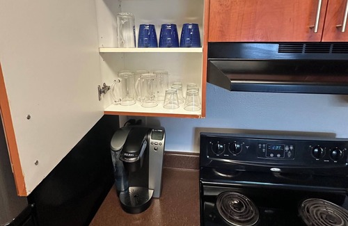 Santa Ana Heights Apartment | Ac, Heated Jacuzzi, Pool, Gym, Pickleball Courts, Basketball Courts