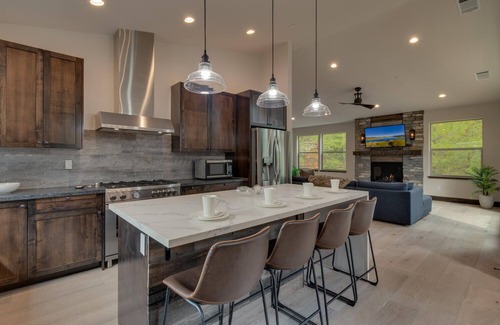 Angora Highlands House | AC, Large Upright Arcade, Dreamy Kitchen, Designer Furnished, Grill, Fast Wifi, Spa – The Glenmore