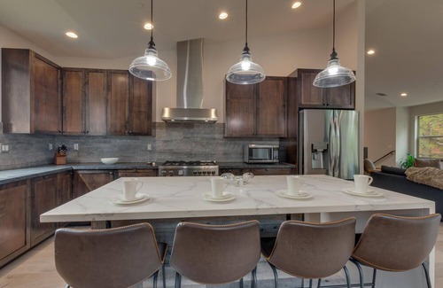 Angora Highlands House | AC, Large Upright Arcade, Dreamy Kitchen, Designer Furnished, Grill, Fast Wifi, Spa – The Glenmore