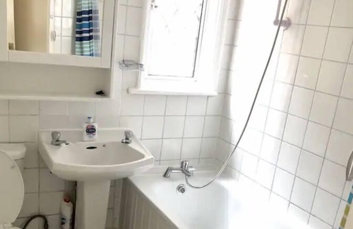 Rochford Apartment | Ac lounge 115 1-Bed Apartment in Rochford