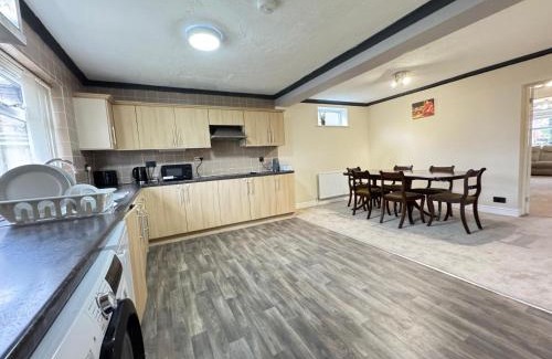 Brize Norton House | Acaccia Bunglow