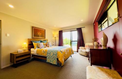 Acacia Bay Bed & Breakfast | Acacia Bay Lodge- Private Manor with Lake and Garden views