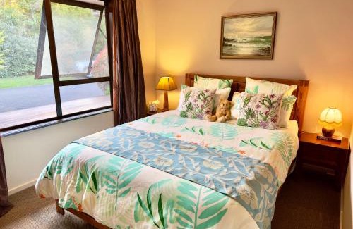 Acacia Bay Bed & Breakfast | Acacia Bay Lodge- Private Manor with Lake and Garden views