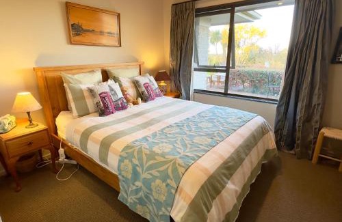 Acacia Bay Bed & Breakfast | Acacia Bay Lodge- Private Manor with Lake and Garden views