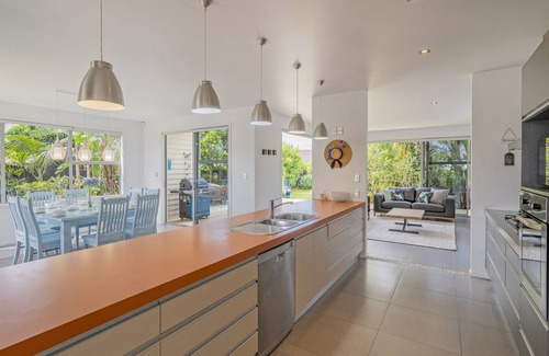 Whitianga House | Acacia Cote - Whitianga Holiday Home