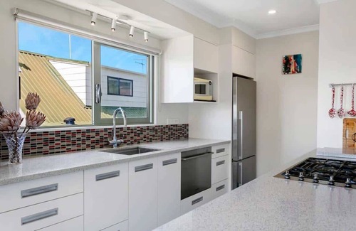 Taupo House | Acacia Retreat with Taupo Views