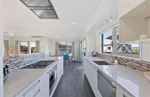 Taupo House | Acacia Retreat with Taupo Views