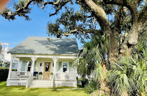 Old Town Cottage | Acadian cottage 1 minute walk to beach, 5 minutes to Old Town BSL! Best location