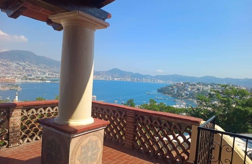 Las Playas House | Acapulco Ocean view 5 room 15 pp house. AC, pool .5 m beach Caleta.