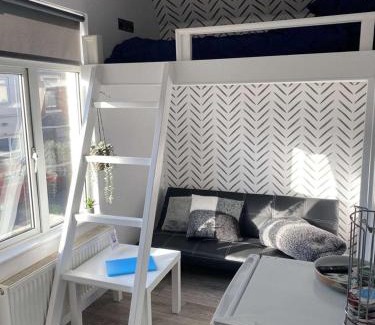 Kettering House | Acaster House, x4 rooms with en-suites x1 room private bathroom, street parking, close to train station
