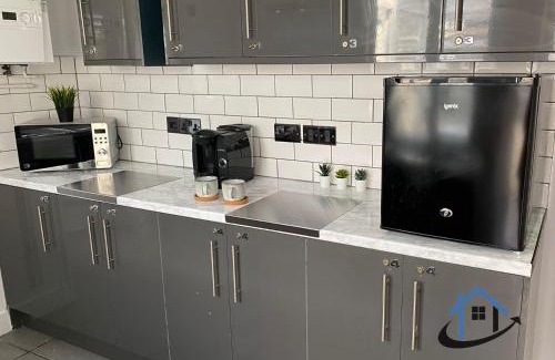 Kettering House | Acaster House, x4 rooms with en-suites x1 room private bathroom, street parking, close to train station