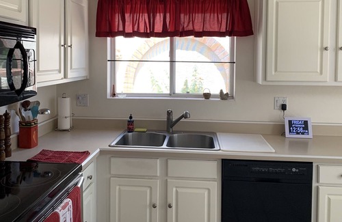 Country Club Estates House | Accepting shorter term rental during July-Aug 2024! 5-day minimum!