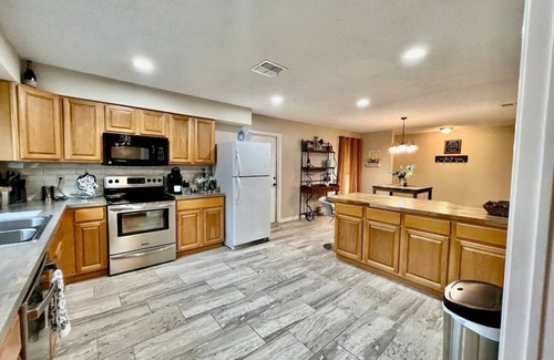 North San Antonio - SAT Cottage | Accessible 3BR Northern Hills Insurance Housing Fast Wi-Fi W/D Long Stay