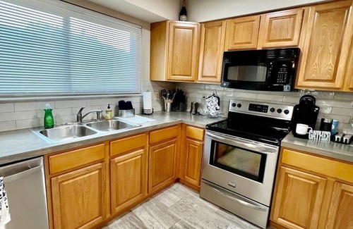 North San Antonio - SAT Cottage | Accessible 3BR Northern Hills Insurance Housing Fast Wi-Fi W/D Long Stay