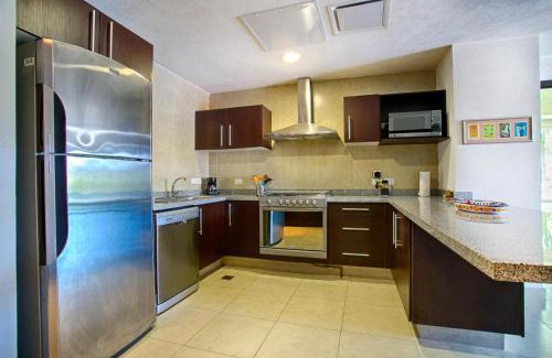 South Hotel Zone House | Accessible Condo Great For Families, Steps from Pools, Beach, Hot Tub