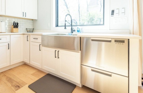 Edison House | Accessible, Executive 4 bed, 4 bath, Office, EV Charger, Fenced Yard, Garage