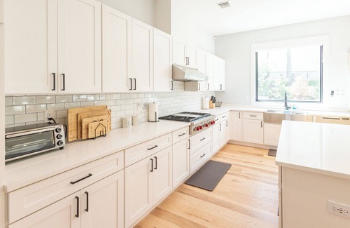 Edison House | Accessible, Executive 4 bed, 4 bath, Office, EV Charger, Fenced Yard, Garage