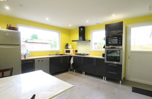 Vesly Cottage | Accessible Family Getaway with Jacuzzi, Pool, and Spacious Living Spaces