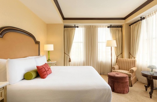 Downtown Wilmington Hotel | Accessible King Room with Roll-in Shower -Perfect Wilmington Location -Free Wifi