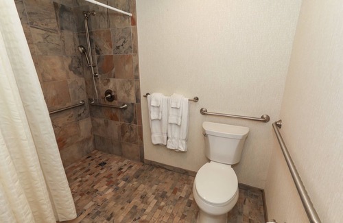 Fairfield Cabin | Accessible King Rm w/Sofa Bed + Outdoor Area