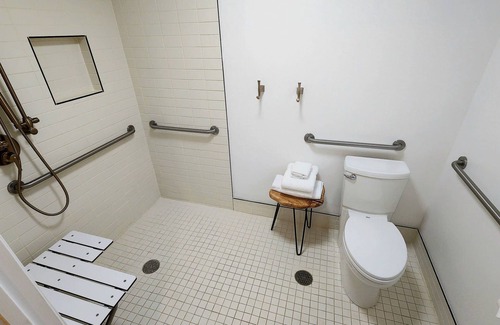 San Angelo Hotel | Accessible Queen Room with Modern Comforts – Ideal for Relaxing Getaways!