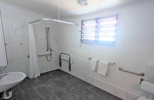 Tinaroo Villa | Accessible Villa 1 BR - Fully self-contained, wheelchair friendly, 1 Queen, 1 Sofa, 1 Trundle