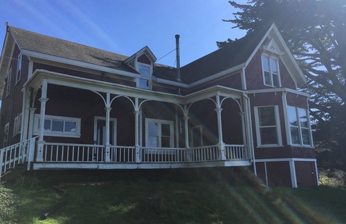 Mendocino House | Accommodates up to 22 people with 8 bedrooms and 4 bathrooms with 2 showers.