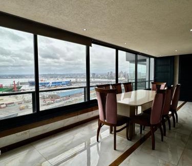 Durban Point Apartment | Accommodation Front - Extraordinary 6 Sleeper Overlooking The Ocean