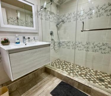 Durban Point Apartment | Accommodation Front - Extraordinary 6 Sleeper Overlooking The Ocean