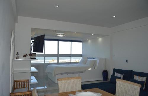 North Beach Apartment | Accommodation Front - Luxurious 2 Sleeper Overlooking the Beachfront