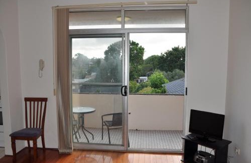 Bexley Apartment | Accommodation Sydney Kogarah 2 bedroom apartment with balcony