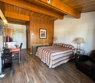 Medicine Hat Hotel | Ace Crown Motel