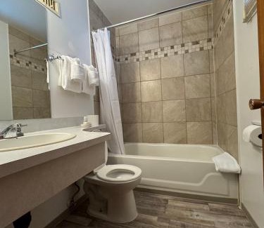 Medicine Hat Hotel | Ace Crown Motel