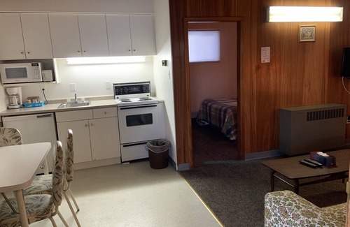 Medicine Hat Hotel | Ace Crown Motel