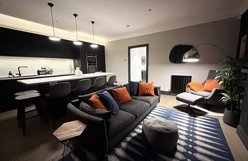Hillside Apartment | Ace Flat in Wimbledon Village (10 minutes from Wimbledon Tennis!)