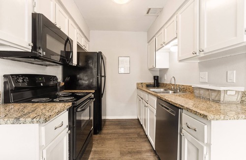 Central Arlington Apartment | ★Ace Location. Tastefully Decorated. All You Need.