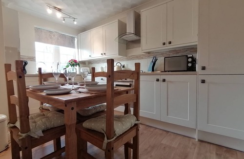 Tideswell Cottage | Acer Cottage - a cottage that sleeps 4 guests in 2 bedrooms