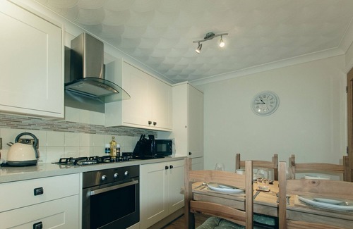 Tideswell Cottage | Acer Cottage - a cottage that sleeps 4 guests in 2 bedrooms