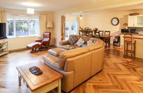 Frampton Cottage | ACER COTTAGE, family friendly, with a garden in Wyberton