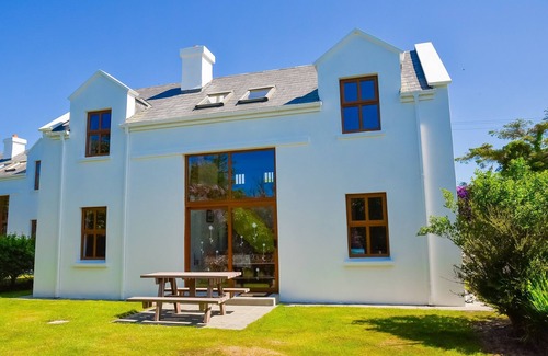 Achill Sound Cottage | Achill Cottages no.1 - sleeps 6 guests in 3 bedrooms