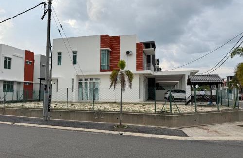 Pokok Sena District House | Acik Homestay