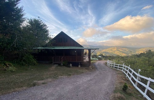 Canton Desamparados Cabin | Acogedora cabaña rustica de montaña en 30 mil metros para explorar con