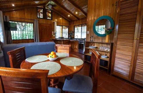 Jaco Ski Chalet | Acogedora cabaña Playa Hermosa Naturaleza y Surf